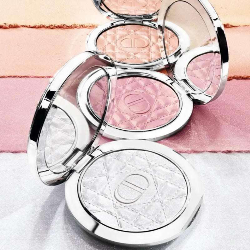 DIOR Powder Highlight هايلايتر مضغوط فخم مع درجات لؤلؤية وعلبة فضية أنيقة لهدية عيد ميلاد