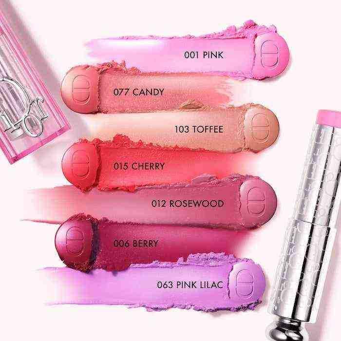 بلشر ديور Rosy Glow Stick بألوان متنوعة مثل 001 وردي، 015 أحمر كرزي، و103 توفي دافئ، تركيبة كريمية تدوم طويلاً وتجدد حيوية الخدود.