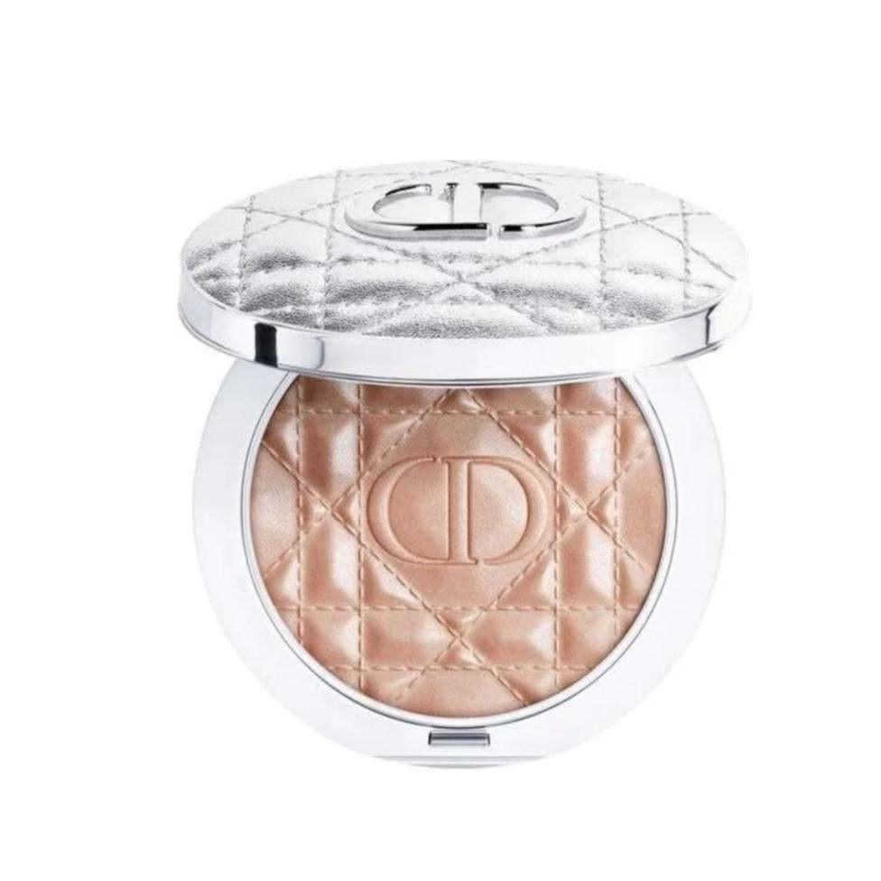 علّاقة مميزة من DIOR Powder Highlight بتصميم فاخر ودرجات ألوان لامعة هدية مثالية للمناسبات