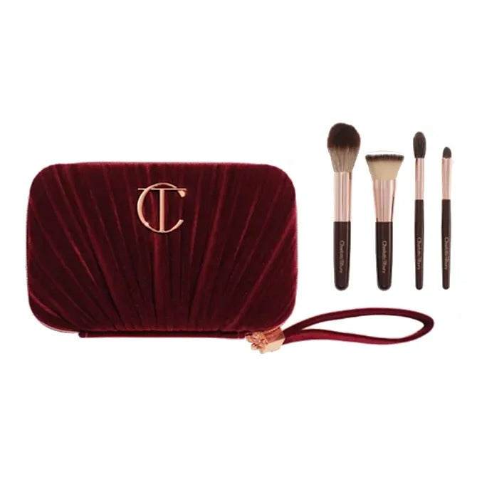 طقم فرش المكياج الميني من شارلوت بحقيبة مخملية أنيقة باللون الأحمر الكريمسون مع 4 فرش صغيرة لمكياج الوجه والعيون