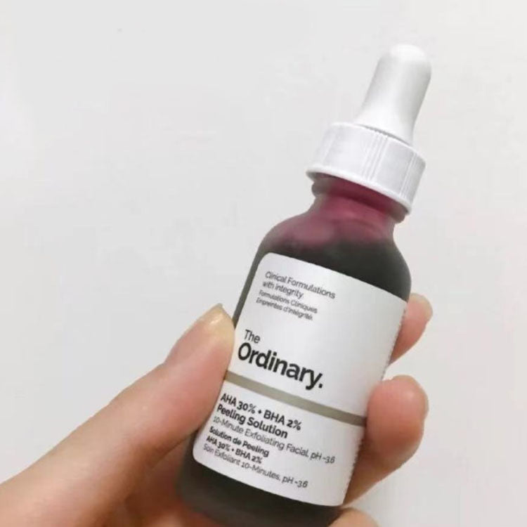 عبوة سيروم احماض الفواكه من The Ordinary محمولة باليد من الأمام
