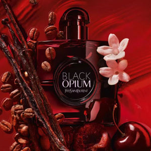 عطر نسائي على خلفية حمراء مع عناصر زينة
