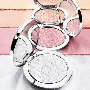 DIOR Powder Highlight هايلايتر مضغوط فخم مع درجات لؤلؤية وعلبة فضية أنيقة لهدية عيد ميلاد