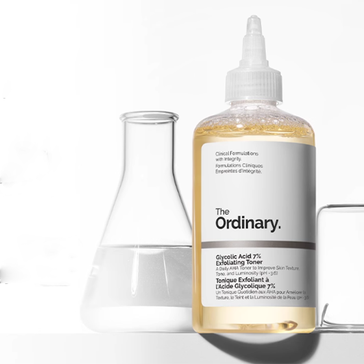 عبوة تونر The Ordinary المقشر بحمض الجلايكوليك بجانب أدوات مختبر زجاجية