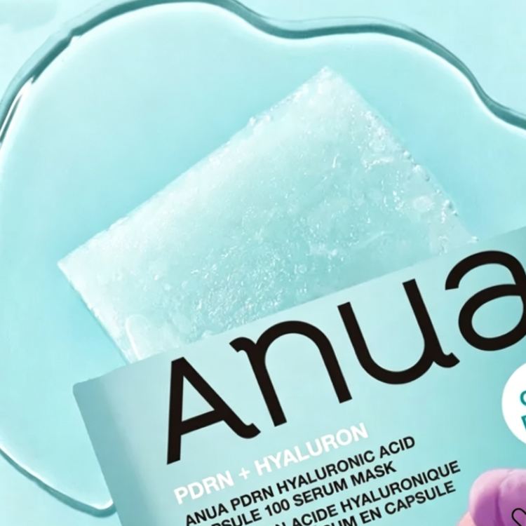 ماسك انوا الورقي Water Glow Mask، لقطة قريبة للعلبة الزرقاء الفاتحة مع كيس القناع