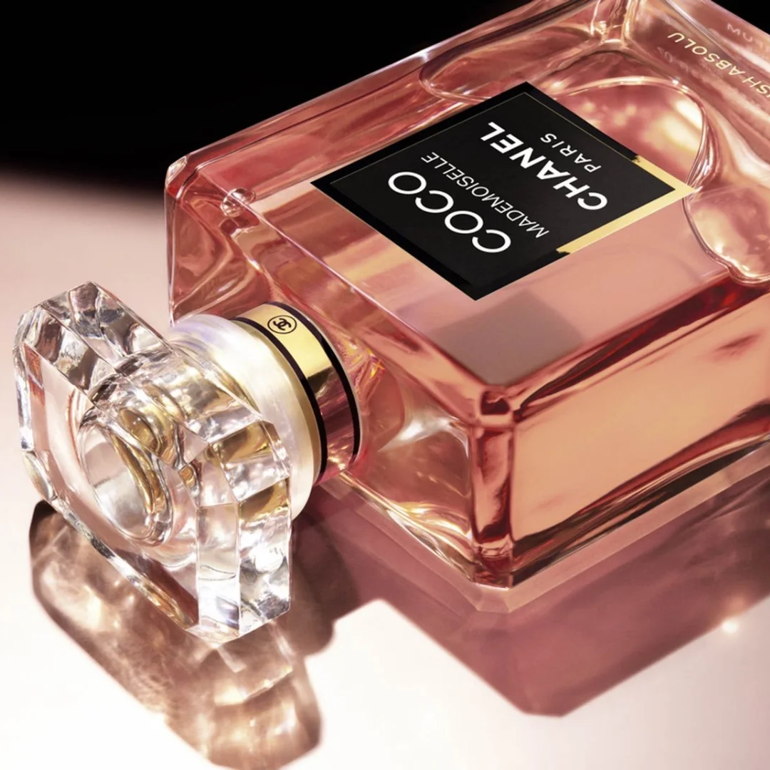 عطر شانيل نسائي مع علبة الهدايا البيضاء وكيس الهدايا