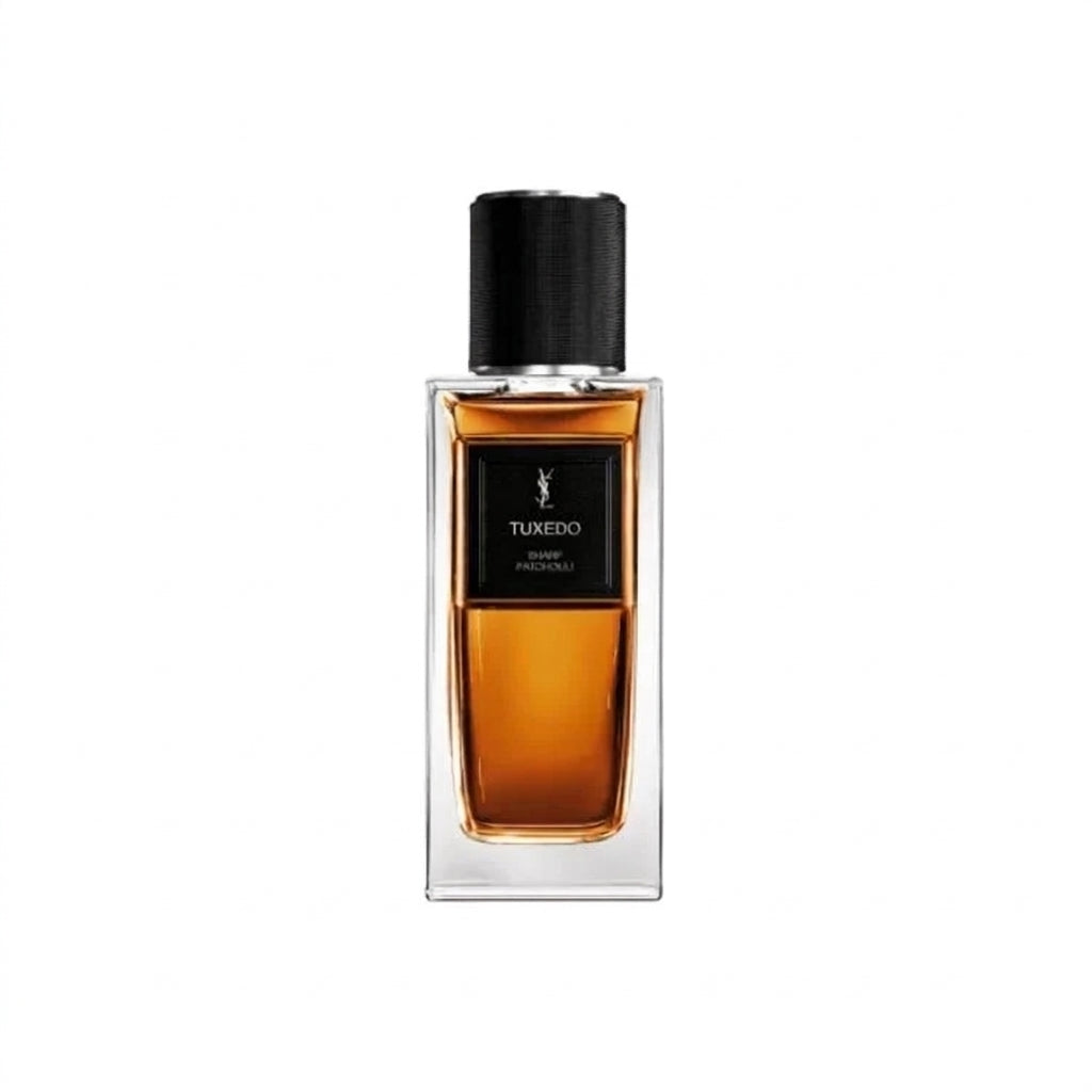عطر توكسيدو سان لوران TUXEDO محاط بالورود والأوراق الخضراء