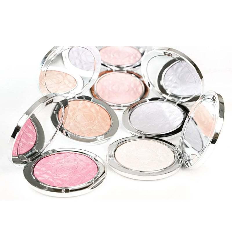 DIOR Powder Highlight هايلايتر مضغوط فخم بتصميم أنيق مع شعار CD لتوهج طبيعي يدوم طويلًا
