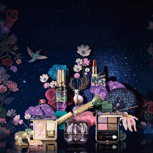 مجموعة مكياج وعناية Clé de Peau Beauté من 13 قطعة بخلفية تزيينية