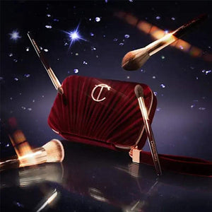 طقم فرش المكياج هوليوود من شارلوت بحجم ميني مع حقيبة مخملية حمراء أنيقة لدمج ظلال العيون وتحديد ملامح الوجه بسهولة