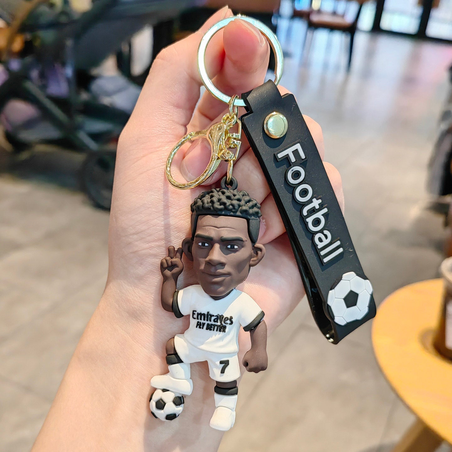 ميدالية مفاتيح Football بتصميم لاعبي كرة القدم المحترفين.