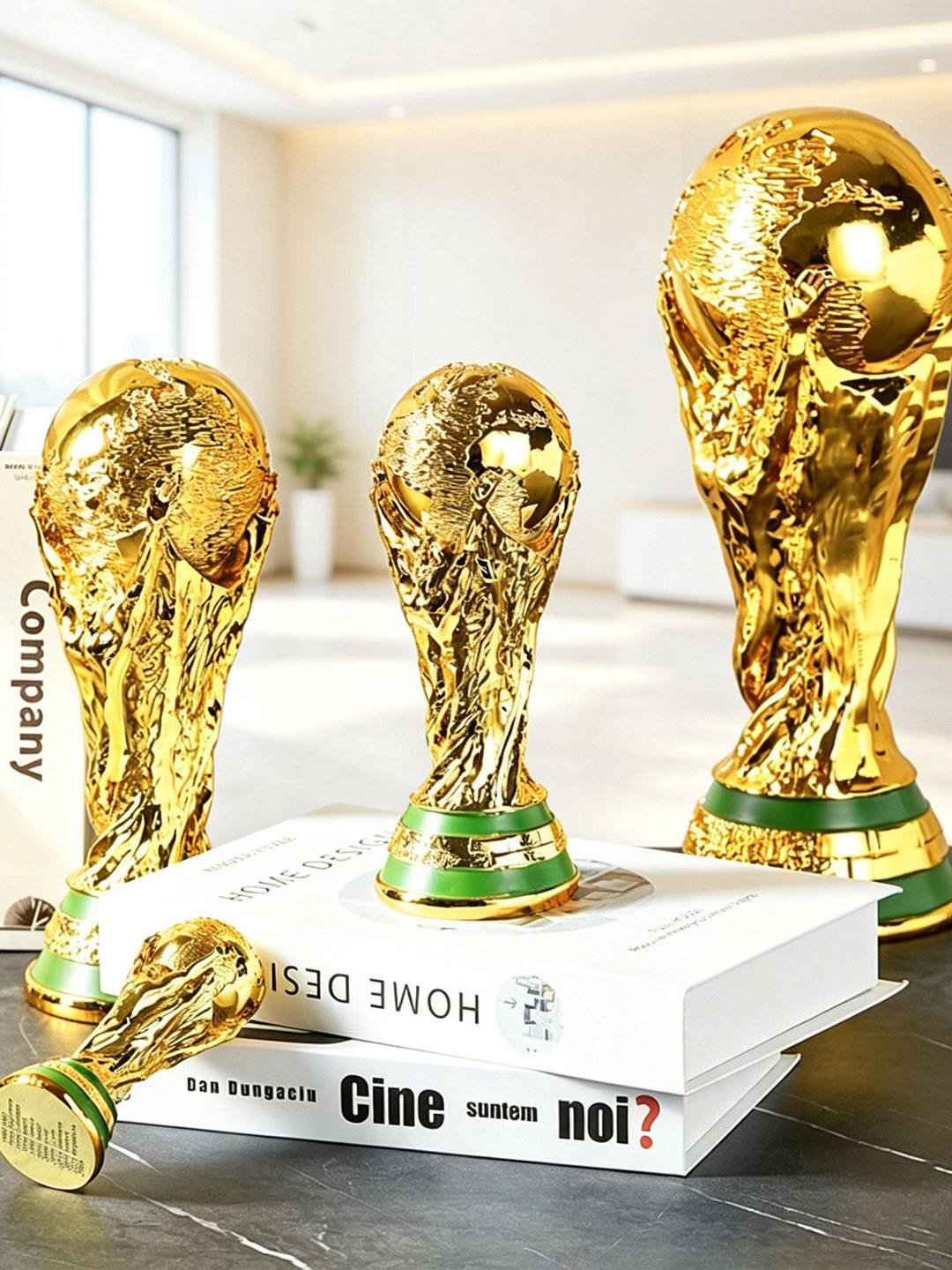 مجسم كأس العالم FIFA بطلاء ذهبي لامع وفخامة التصميم.