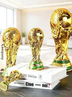 مجسم كأس العالم FIFA بطلاء ذهبي لامع وفخامة التصميم.