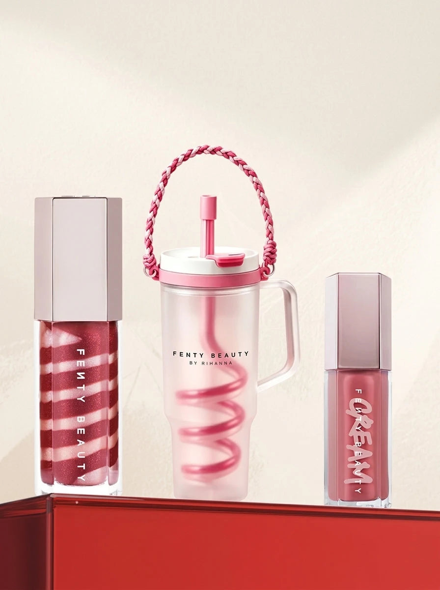 جلوس فنتي بيوتي Fenty Beauty ملمع شفاه مع العبوة من الأمام