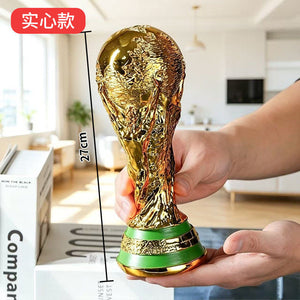 مجسم كأس العالم FIFA بطلاء ذهبي لامع وفخامة التصميم.