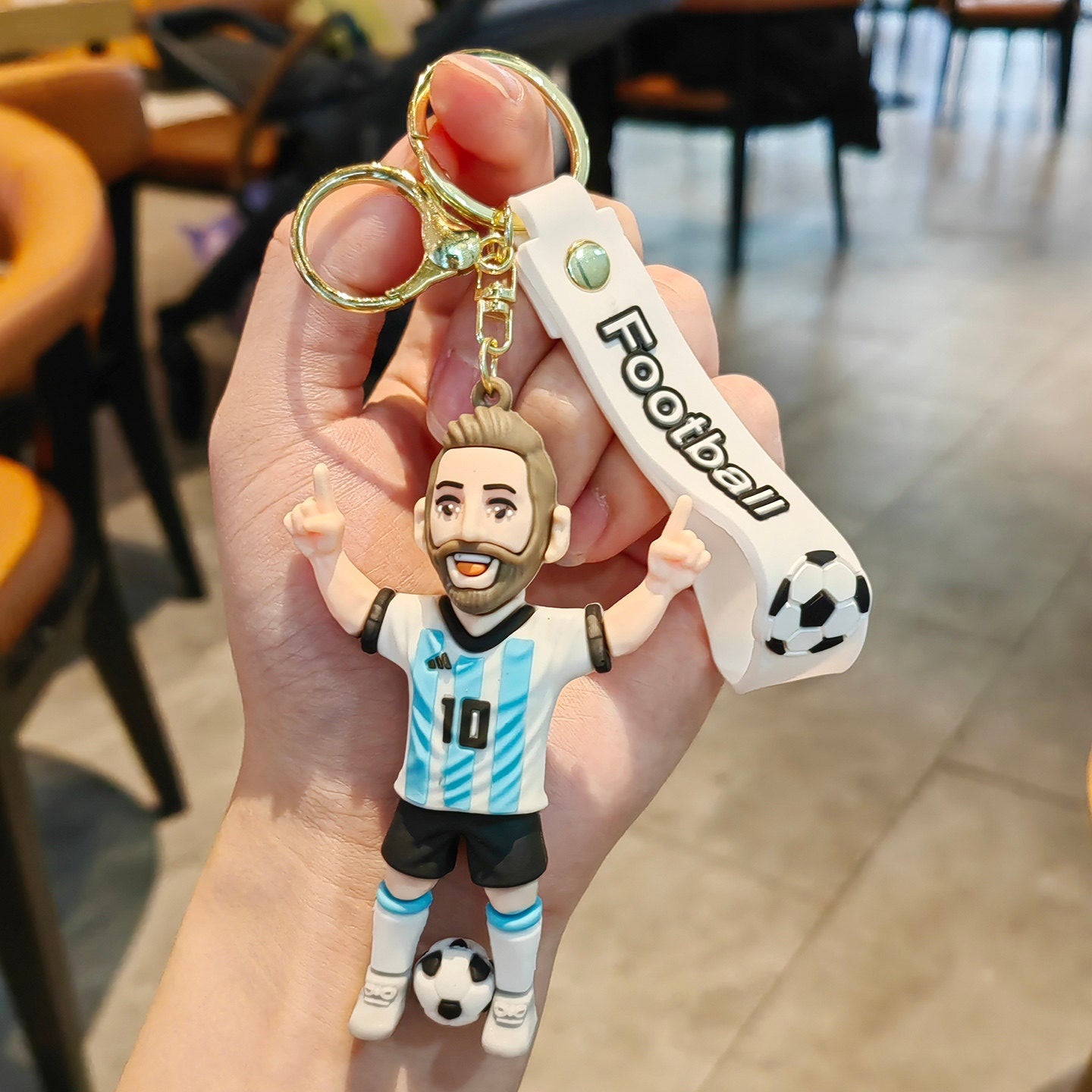 ميدالية مفاتيح Football بتصميم لاعبي كرة القدم المحترفين.