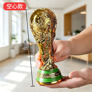 مجسم كأس العالم FIFA بطلاء ذهبي لامع وفخامة التصميم.