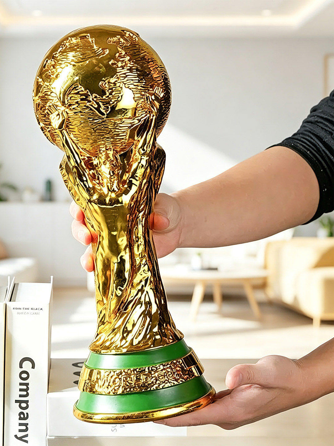 مجسم كأس العالم FIFA بطلاء ذهبي لامع وفخامة التصميم.