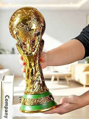 مجسم كأس العالم FIFA بطلاء ذهبي لامع وفخامة التصميم.