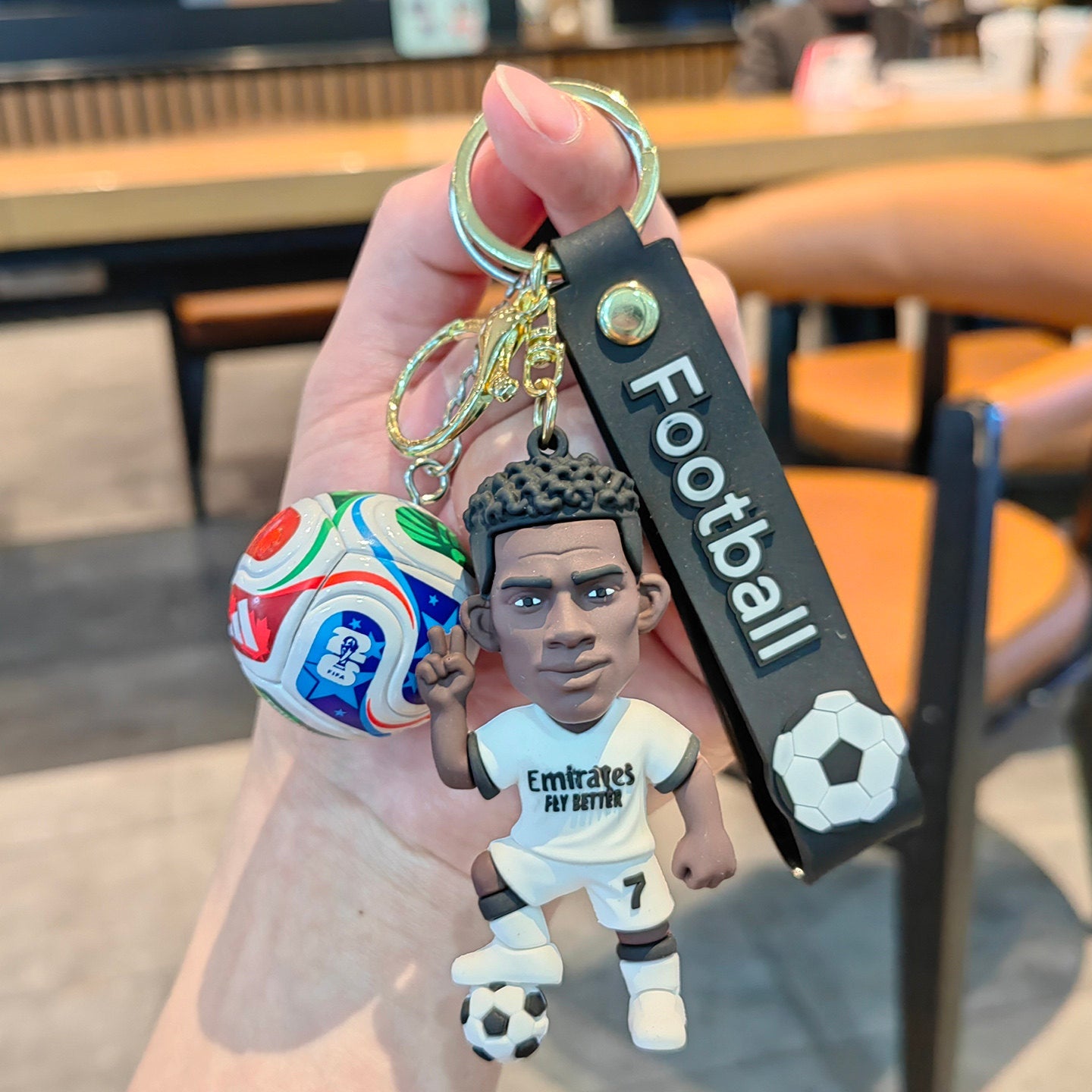 ميدالية مفاتيح Football بتصميم لاعبي كرة القدم المحترفين.