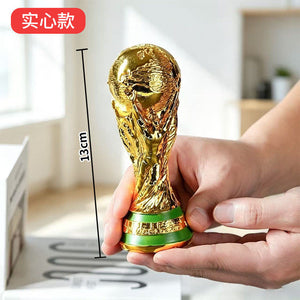 مجسم كأس العالم FIFA بطلاء ذهبي لامع وفخامة التصميم.