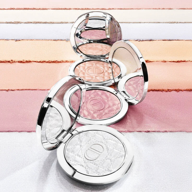 علب هايلايتر ديور Forever Glow مفتوحة بألوان مختلفة مرتبة فوق بعضها