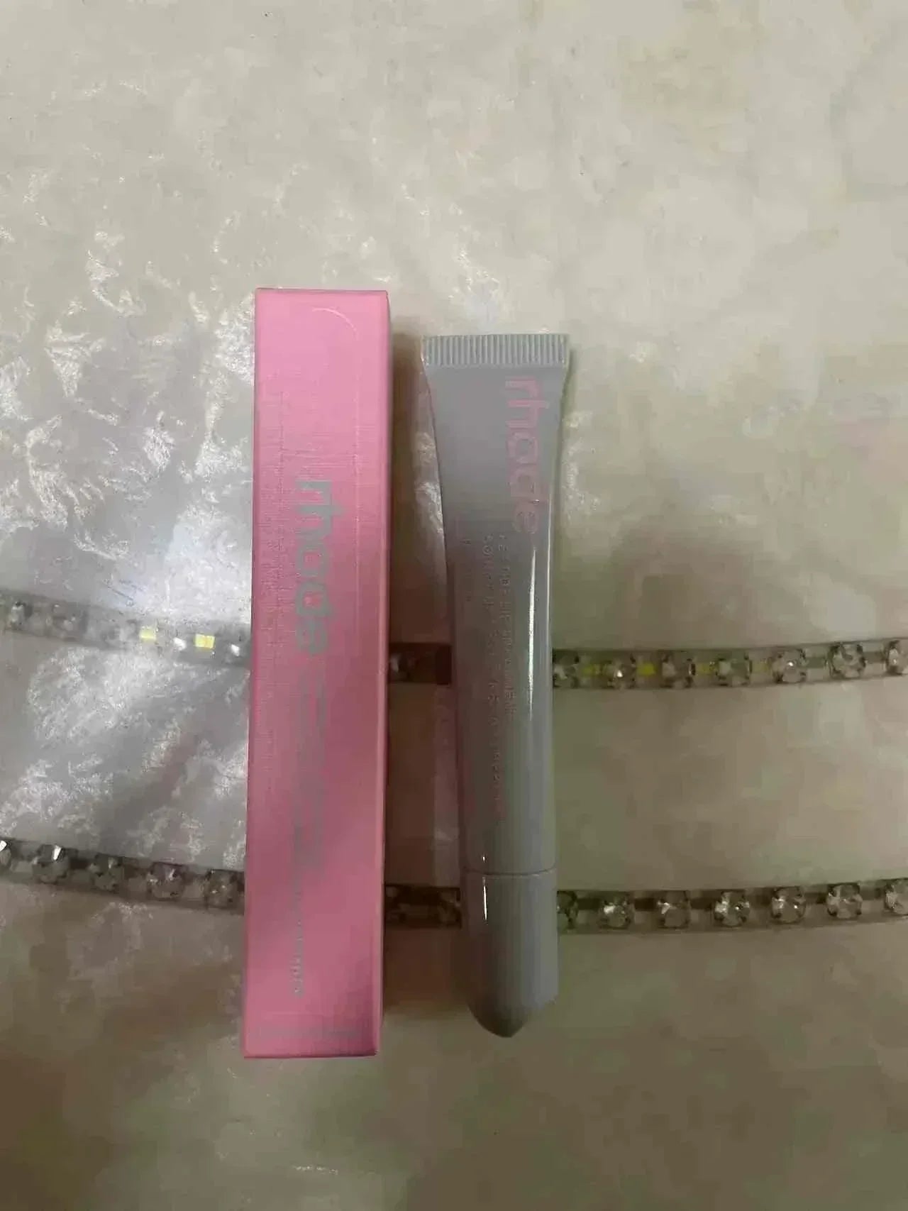 بلسم شفاه ملون من رود سكين برائحة التوست مرطب وملطف للشفاه في عبوة أنيقة وردية