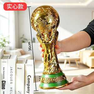 مجسم كأس العالم FIFA بطلاء ذهبي لامع وفخامة التصميم.