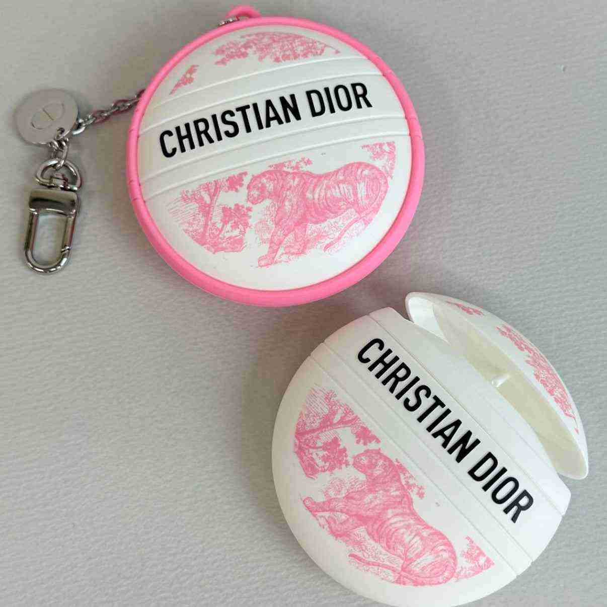 بلسم ديور متعدد الاستخدامات بإصدار محدود وزهري اللون مع حامل بلسم ديور LE BAUMEToile de Jouy للجسم واليدين والشفاه.