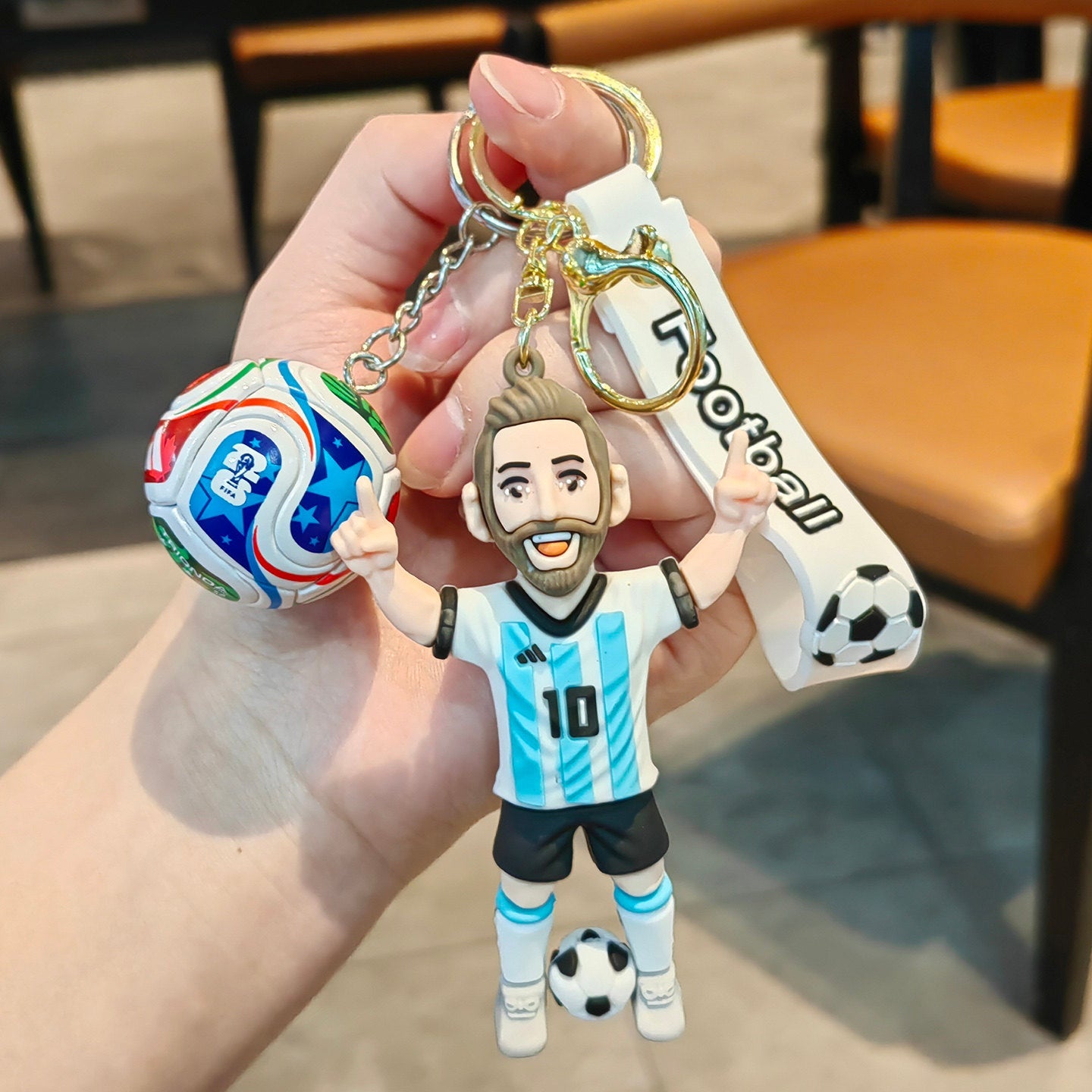 ميدالية مفاتيح Football بتصميم لاعبي كرة القدم المحترفين.