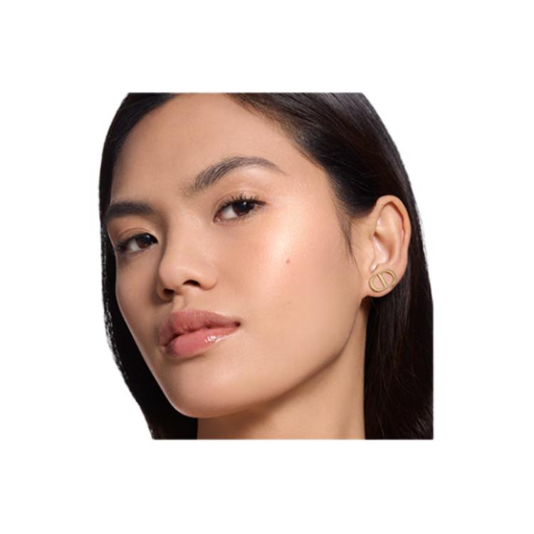 هايلايتر بودرة Lock Makeup على وجه عارضة