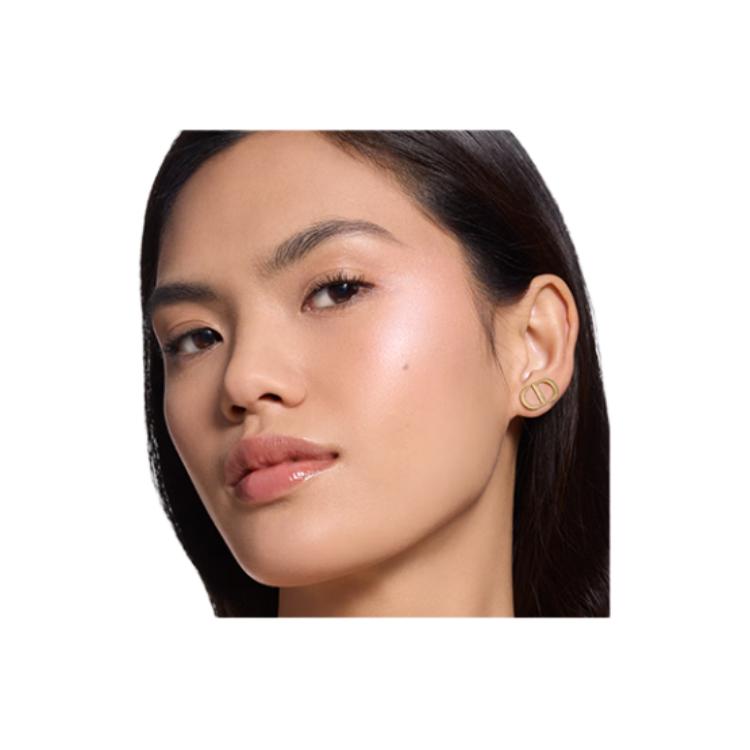 هايلايتر بودرة Lock Makeup على بشرة الوجه