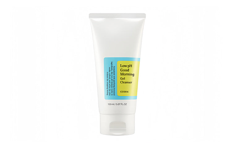 غسول كوسركس Purifying Moisturizing Cleanser من زاوية جانبية مائلة تظهر الملصق الأزرق والأصفر
