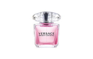 عطر فيرساتشي النسائي بجانب حقيبة هدايا سوداء