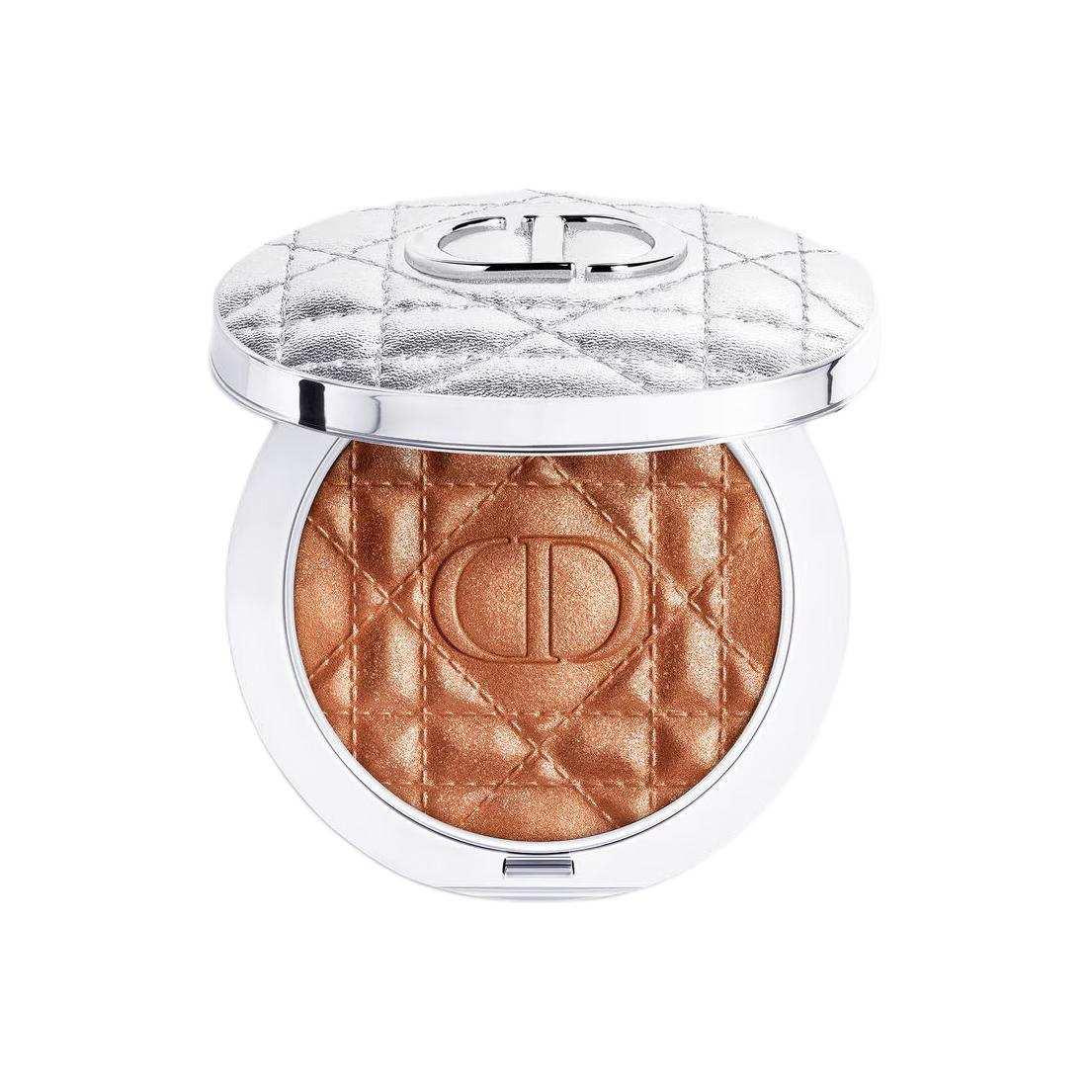 علبة تحمل مسحوق هايلايت DIOR Powder Highlight بتصميم فاخر وشعار CD لوميض طبيعي ومستدام