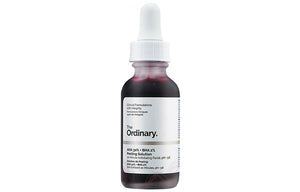 عبوة سيروم احماض الفواكه من The Ordinary بزاوية توضح تفاصيل الملصق