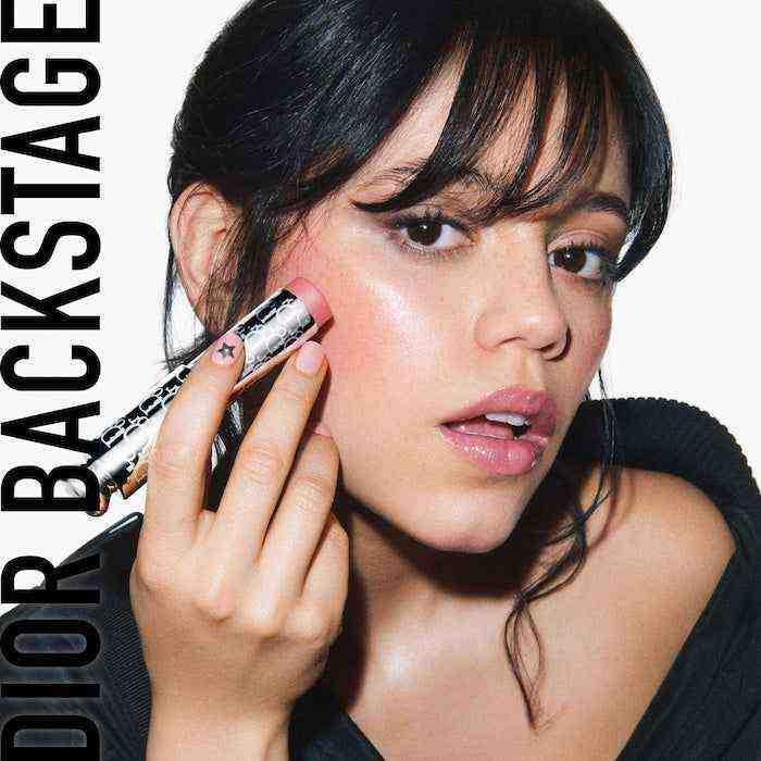 بلشر ديور Dior Rosy Glow بلشر ستيك لإشراقة وردية طبيعية، متوفر بألوان متنوعة تناسب كل ألوان البشرة.
