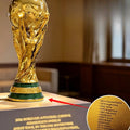مجسم كأس العالم FIFA بطلاء ذهبي لامع وفخامة التصميم.