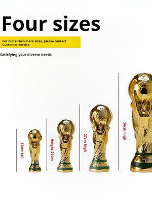 مجسم كأس العالم FIFA بطلاء ذهبي لامع وفخامة التصميم.