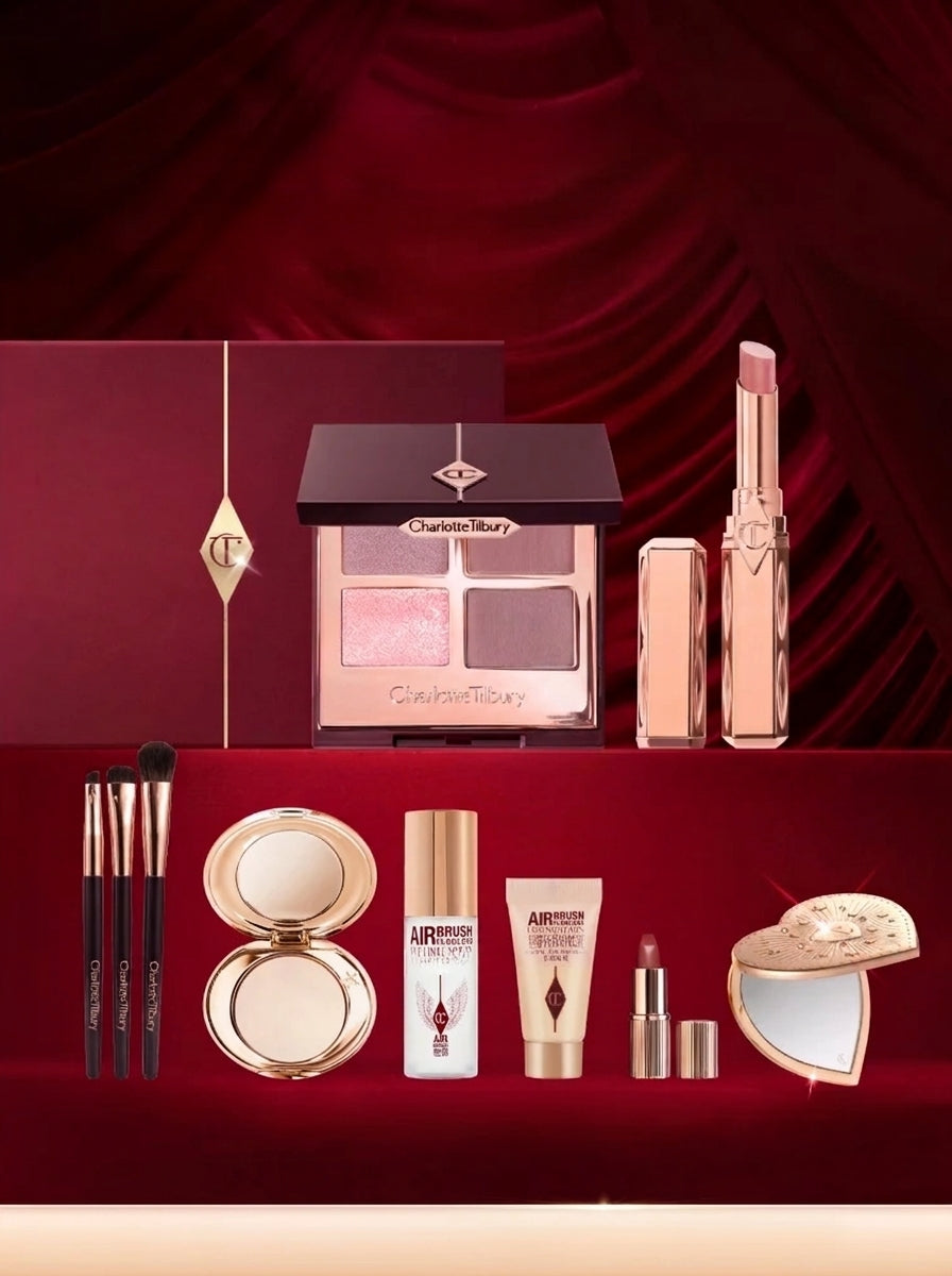 عرض قطع مكياج Charlotte Tilbury يضم باليت ظلال وأحمر شفاه وفرشاً وعلباً مضغوطة