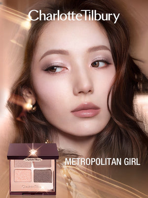 عارضة بمكياج عيون من باليت ظلال Charlotte Tilbury الرباعية مع الباليت في الصورة