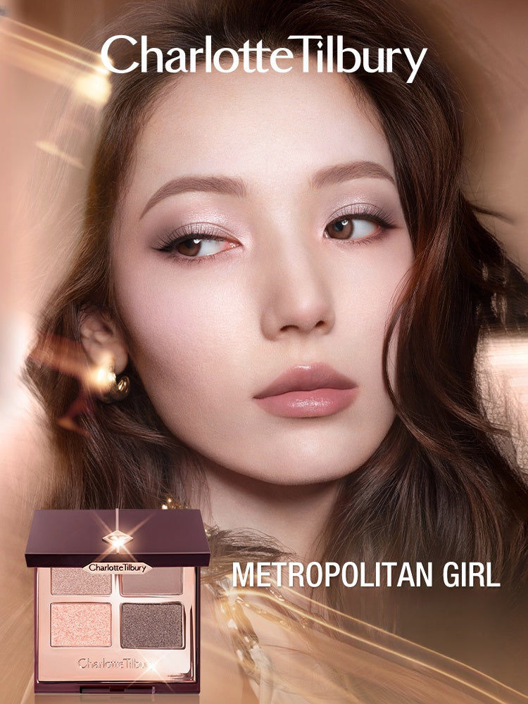 عارضة بمكياج عيون من باليت ظلال Charlotte Tilbury الرباعية مع الباليت في الصورة