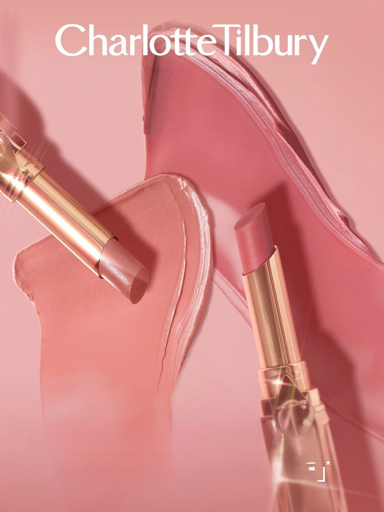 لقطة قريبة لروج Charlotte Tilbury الوردي بعبوة ذهبية بجانب حقيبة وردية