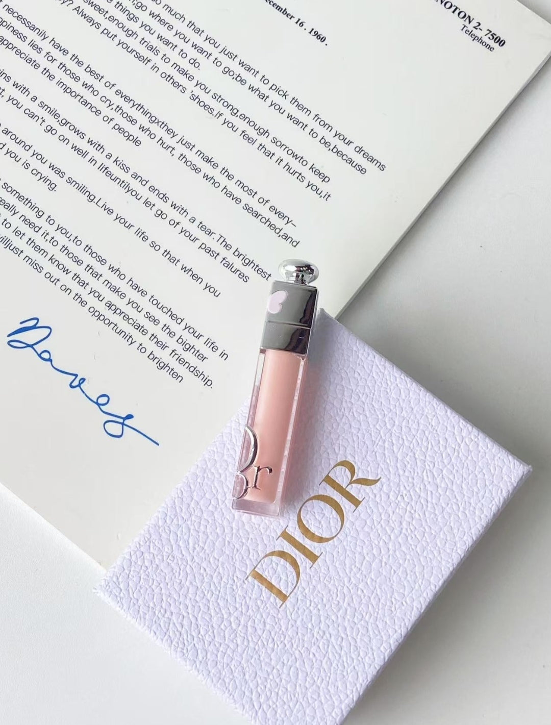 طقم هدايا ديور مع ملمع شفاه Addict Lip Maximizer وعطر Miss Dior في علبته