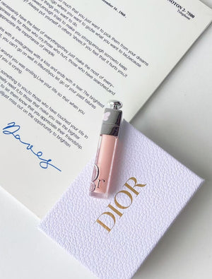 طقم هدايا ديور مع ملمع شفاه Addict Lip Maximizer وعطر Miss Dior في علبته