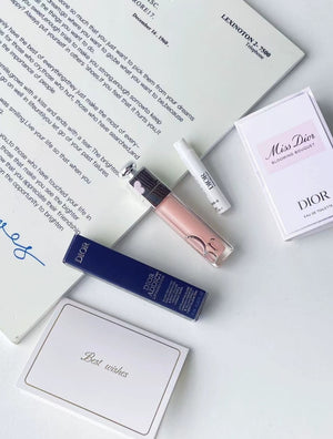 محتويات طقم ديور مع ملمع شفاه وردي وعطر Miss Dior بحجم صغير وعلبة زرقاء